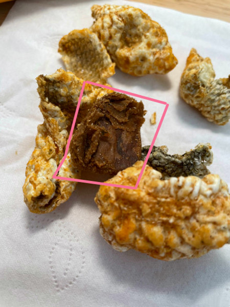 网红零食品牌良品铺子鸡肉肠出现蛆虫赔偿1000元但要删帖