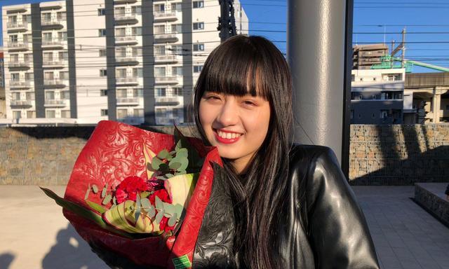 这次的收花退场图是01中的核心反派角色,也就是作为亚兹演员鹤岛乃爱