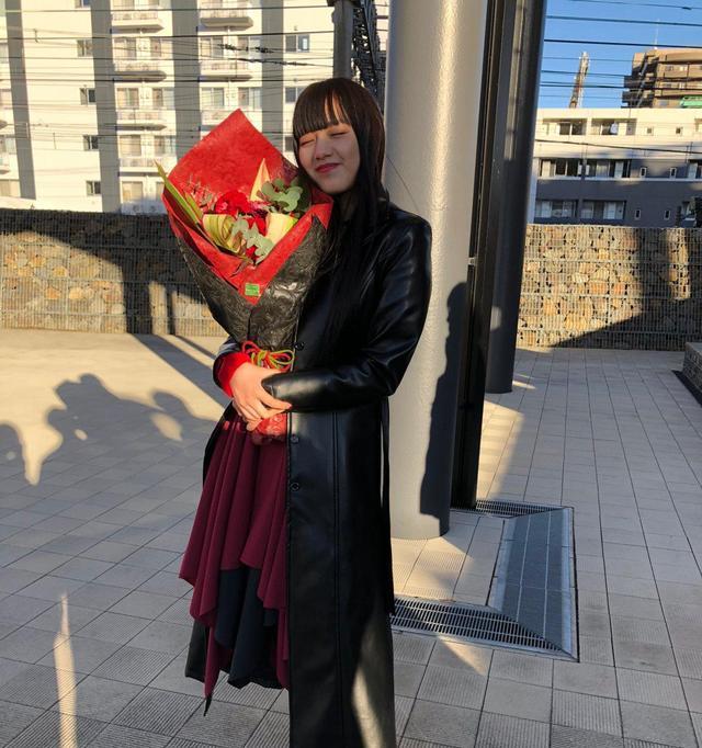 这次的收花退场图是01中的核心反派角色,也就是作为亚兹演员鹤岛乃爱