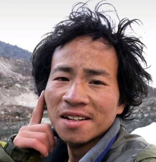 2020年12月20日,王相军与同伴前往依嘎冰川拍摄视频,失足滑入水中后