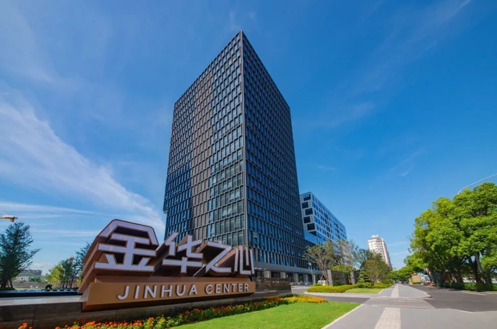 连续十七年,绿城中国荣获房地产百强企业综合实力top10