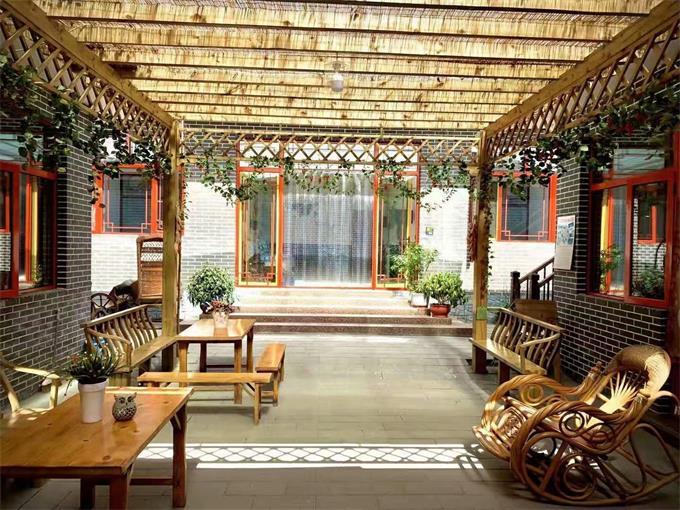 蓟县梨木台木子里客栈农家院门前小河清澈见底钓钓鱼无比惬意