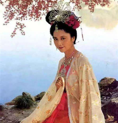 女儿国国王只是凡人为何蝎子精鲤鱼精不敢动她你看她背后是谁