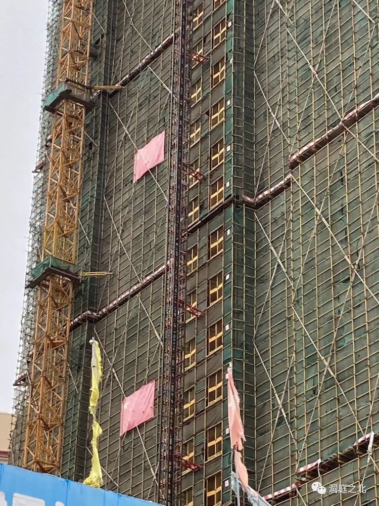 黄冈金泰国际广场,这样挂国旗不合法!