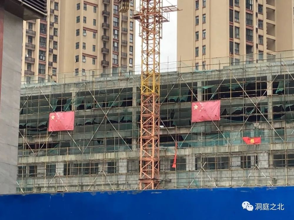 黄冈金泰国际广场,这样挂国旗不合法!