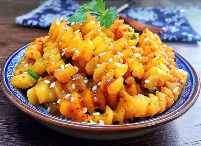 狼牙土豆是四川省乐山的一种风味小吃,而它的原型也是从"天蚕土豆"