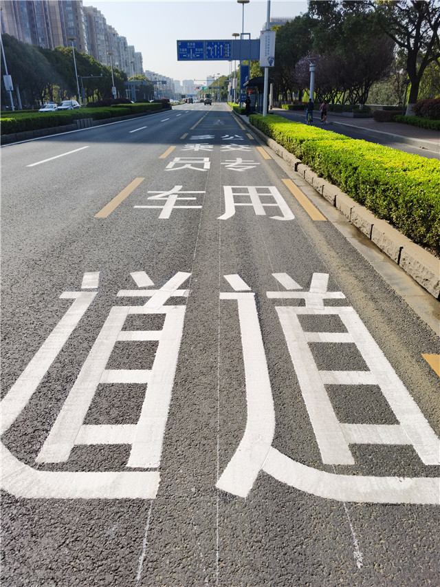 "合乘车道"为"公交专用道 多乘员车道"的复合型集约车道,综合了公交