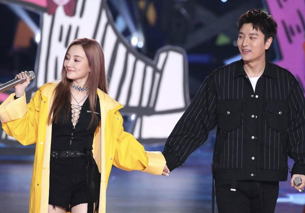 李小璐和pg one仍然在一起?手上戴着情侣戒指是在秀恩爱吗