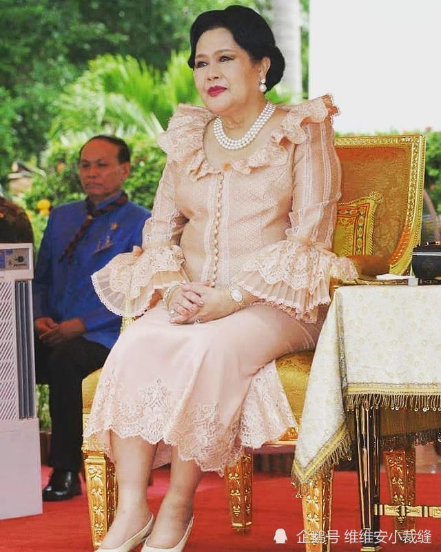 18岁封后被宠成最会戴珍珠的泰国王后诗丽吉堪称人间富贵花