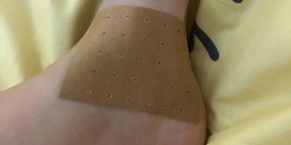 哪里痛就贴哪里错膏药这样贴效果才好但这些人千万慎用