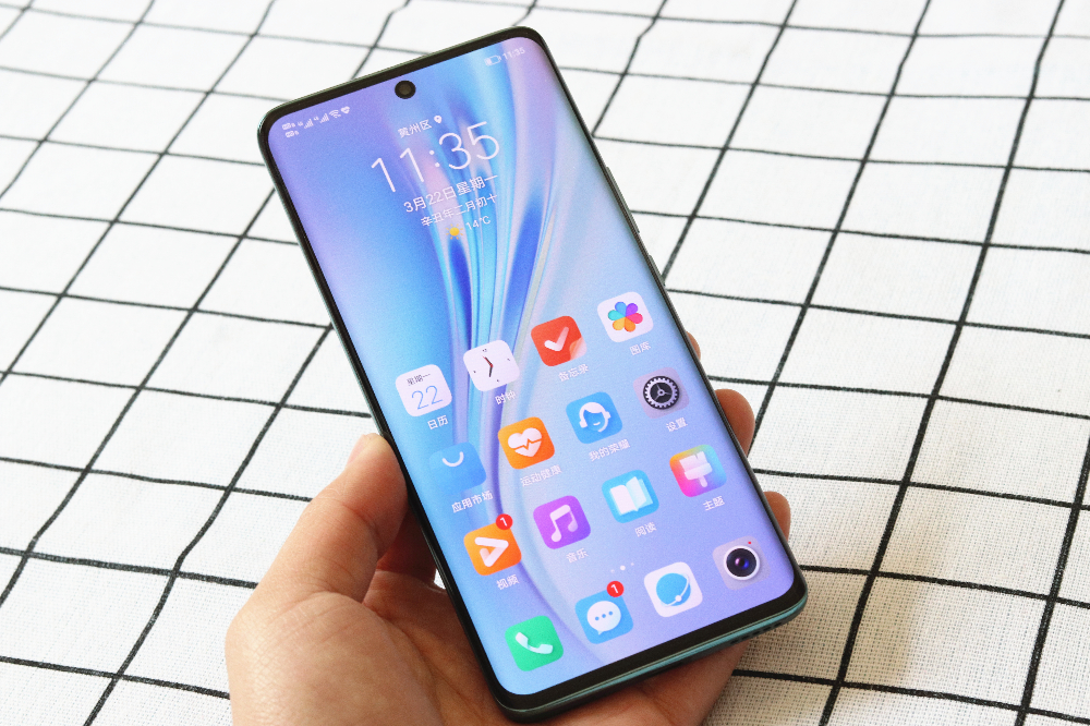 荣耀v40轻奢版体验轻盈纤薄超曲面设计重量169g手感令人舒适