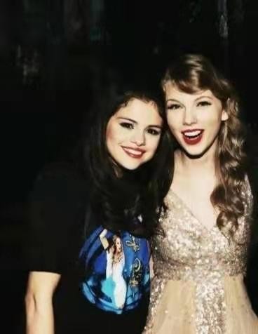 赛琳娜晒与霉霉亲密合影贴脸卖萌真养眼两人相识15年都没变腻