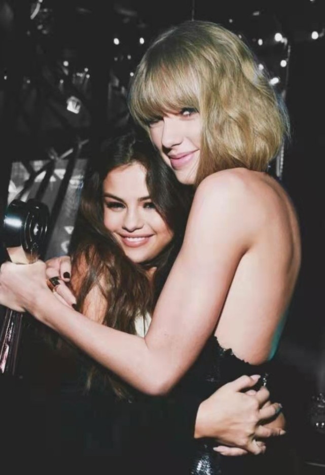 赛琳娜晒与霉霉亲密合影贴脸卖萌真养眼两人相识15年都没变腻