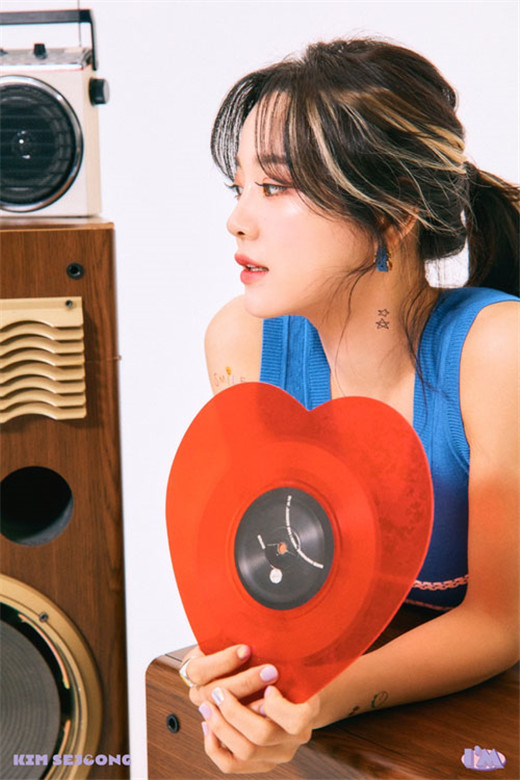 金世正再次公开官方回归照犹如童话中的一幕