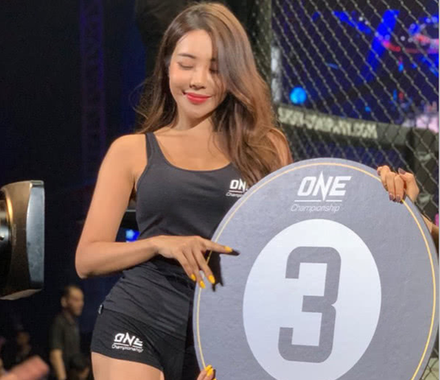 韩国举牌女郎健身多年s型曲线惹人爱带你了解健身的魅力