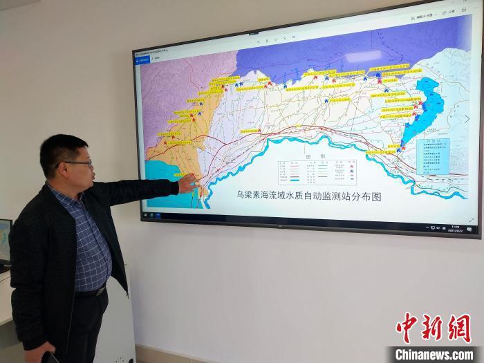 "23日,乌梁素海生态保护中心主任杜占贵如是说.