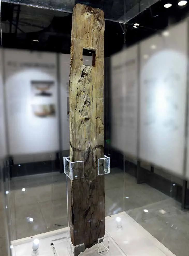 1973 年,在河姆渡遗址(新石器时期,约7000年前,人们发现了大量榫卯