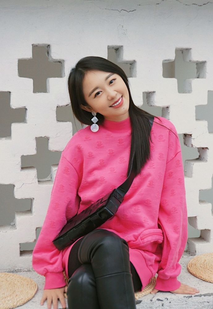 孙耀琦真会穿衣打扮,穿粉色卫衣配黑裤,甜美又减龄_腾讯新闻