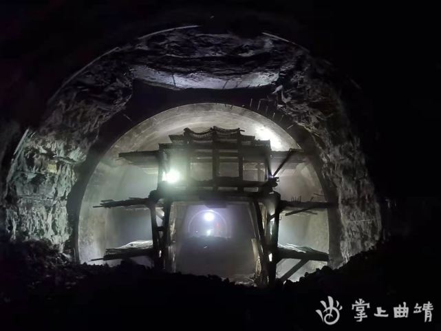 麒师高速东山隧道左幅顺利贯通