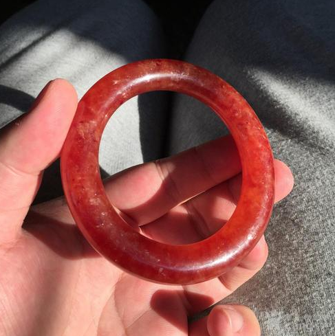 当然还有更科学的方式去辨别,只要理由翡翠特有的性质就好了.