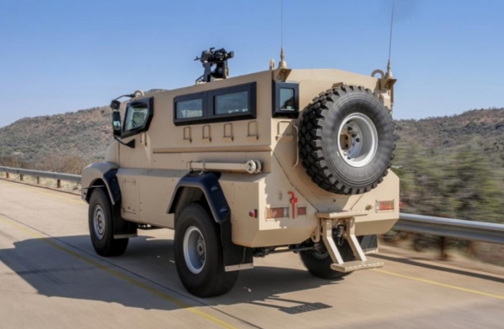 沙漠豪商的标准防弹罐头 南非丹尼尔rg21 4×4运输车