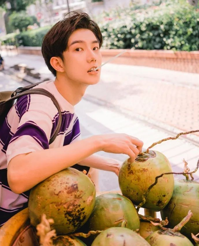 生活照也是阳光帅气的大男孩.