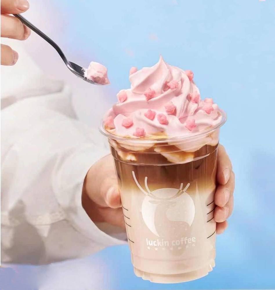 瑞幸桃桃厚乳拿铁桃桃茉香半熟芝士清爽甘甜春日浪漫下午茶
