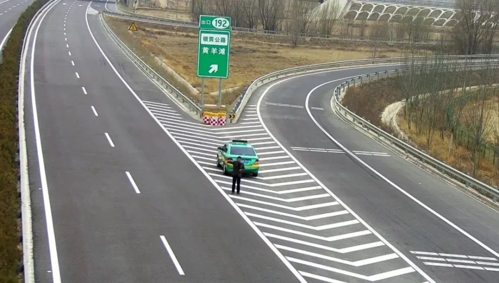乌玛高速一驾驶员导流线内招手您这是要打车