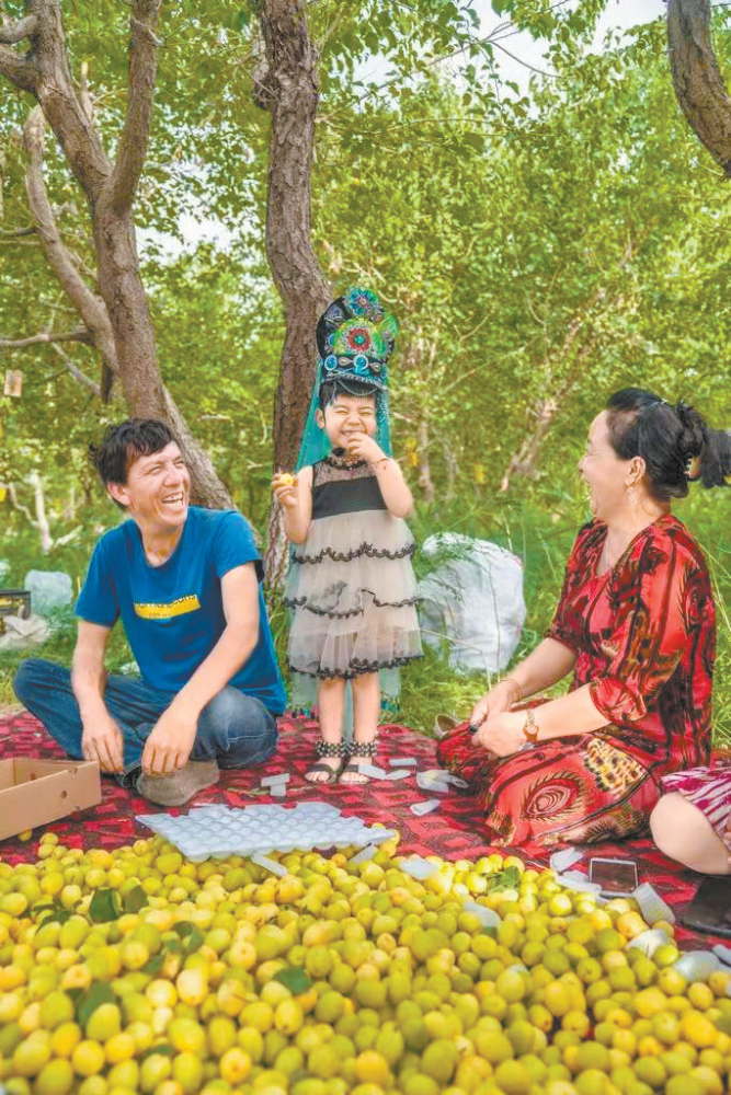 天山放歌 百余幅优秀摄影作品在京展现新疆各族人民幸福生活_腾讯新闻