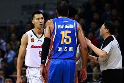 如果真有亚洲篮球先生,易建联能拿一把吗?周琦能拿两个吗?