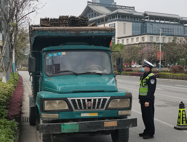 即日起桂林交警治理市區拖拉機低速載貨汽車違規通行