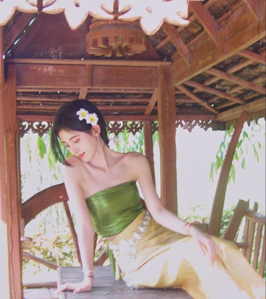 鞠婧祎发文晒照上热搜,身穿傣族服饰似精灵,肤色白得晃眼_腾讯新闻
