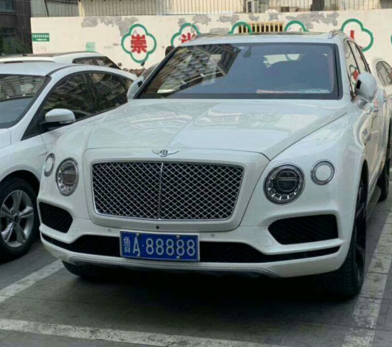 渝a88888渝a88888是一台宾利雅致 ,据说其所有者叫冯红,是一家旅游