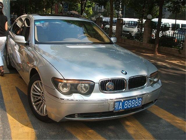 搭载在一辆宝马系上,据说是付幼生的座驾.