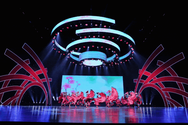 环绕式极致体验;通过高质量的舞美,打造最华丽的六一晚会舞台,为观众