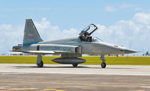 台湾空军两架f-5e战机疑发生擦撞坠海