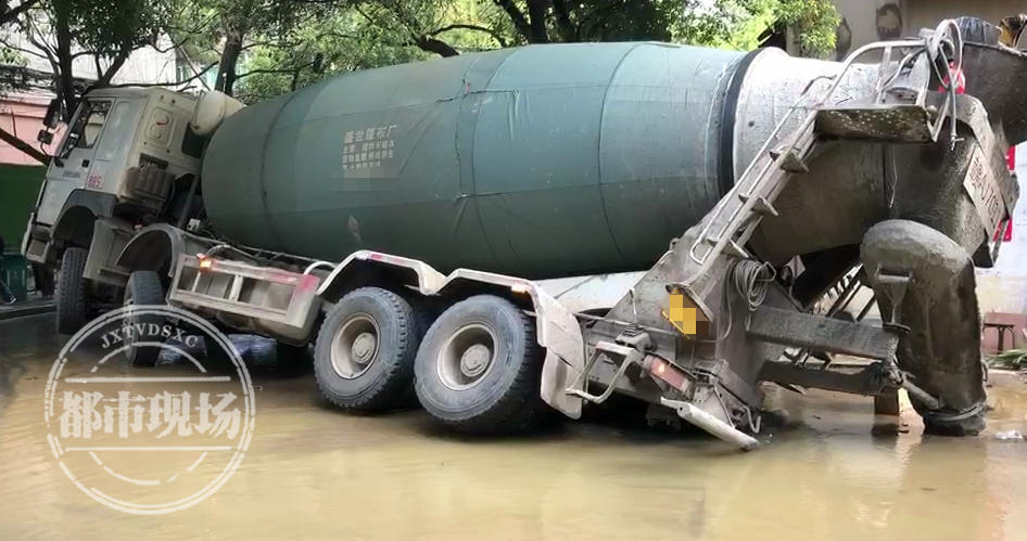 今早突发!南昌一路段,一大型槽罐车侧翻