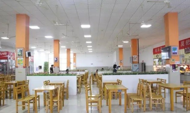 除了七大食堂外,湘潭大学还有三个汇聚了各种美食和娱乐的商业街,分别