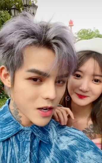 殷世航和套路璐约会偶遇学生春游被围观,暴露真实身高,网嘲其还没小