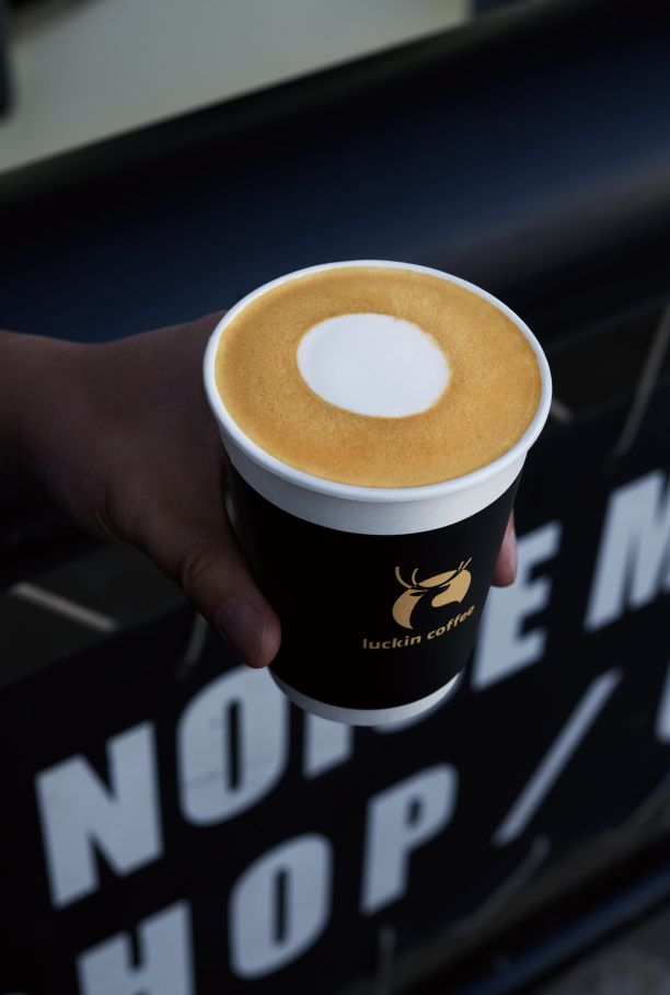 拿铁女王aga亲选高阶咖啡:瑞幸耶加雪菲澳瑞白上线,尽享顺滑