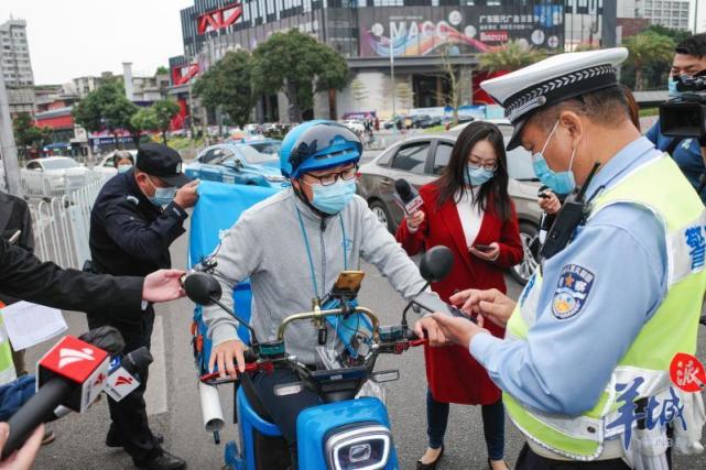 交警对电动车进行检查广州交警表示,未来广州交警将结合正在开展的全
