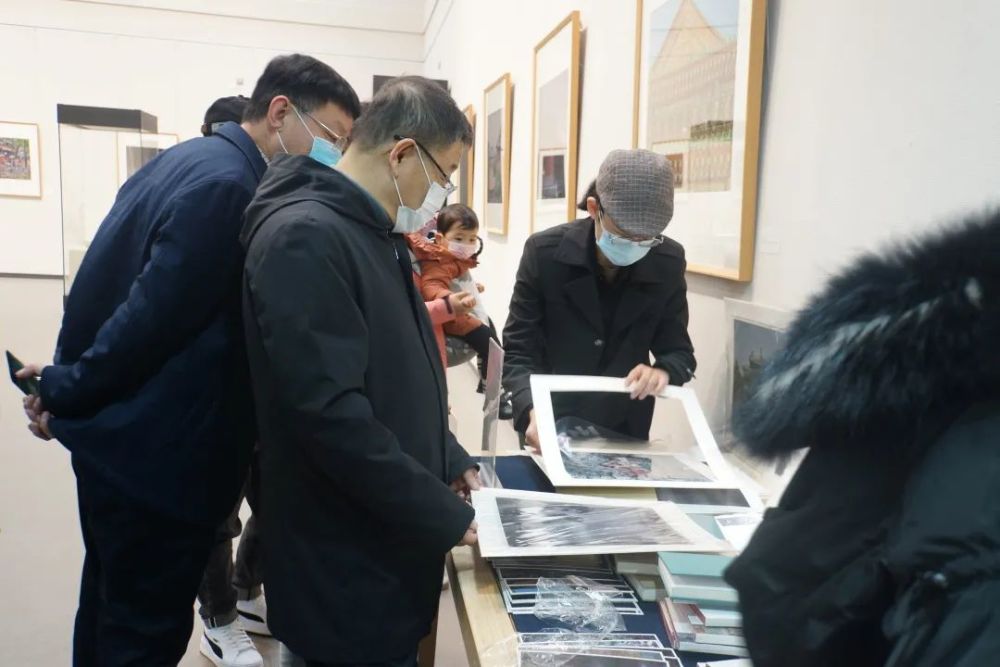 正定博物馆朱志辉馆长为盖少华先生颁发收藏证书,为蕉