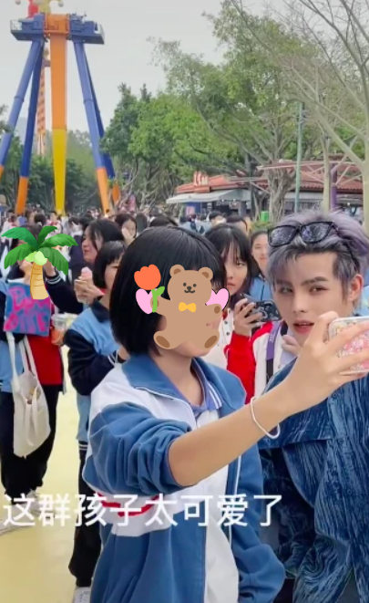 殷世航和套路璐约会偶遇学生春游被围观,暴露真实身高,网嘲其还没小