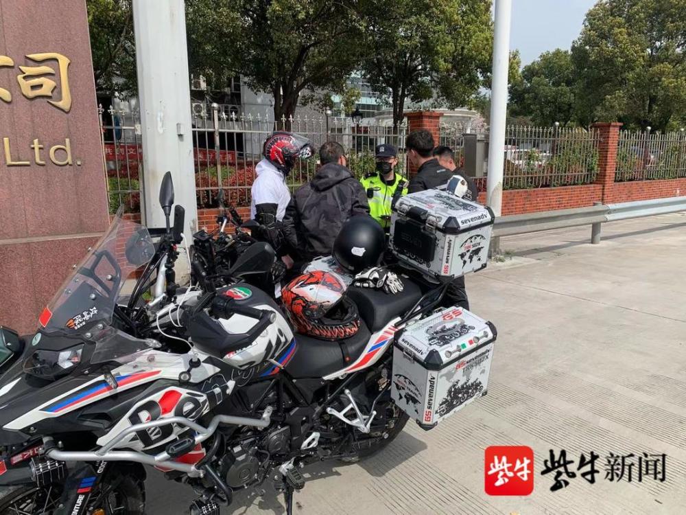 根據《江蘇省高速公路管理條例》,摩托車禁止進入高速公路,同時在高速