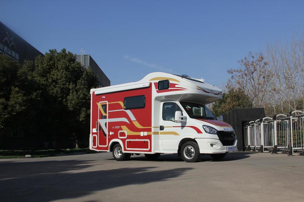 凯歌c610单拓旅行版房车左侧增加了一个单拓展,空间上的可利用性更高.