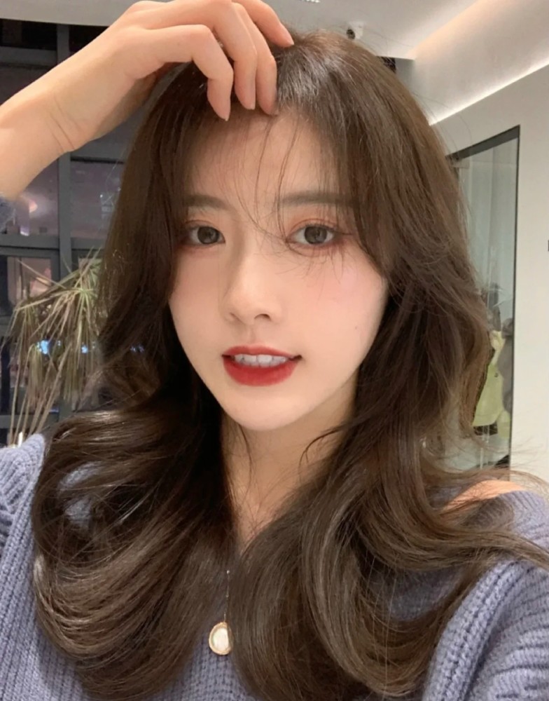 梨木色的亮度会比冷茶色要更加偏黄偏浅一些,所以对于提亮肤色来说