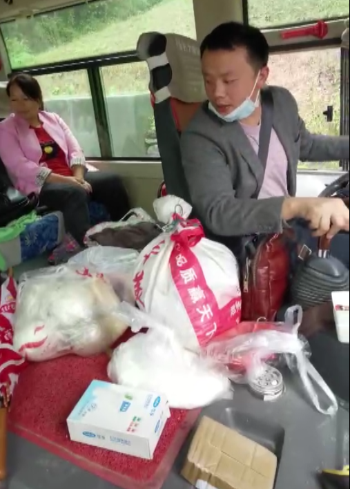 "路边有个人影,手里还端着东西行驶在路上的邓兰舟隐约看到冬季的早晨