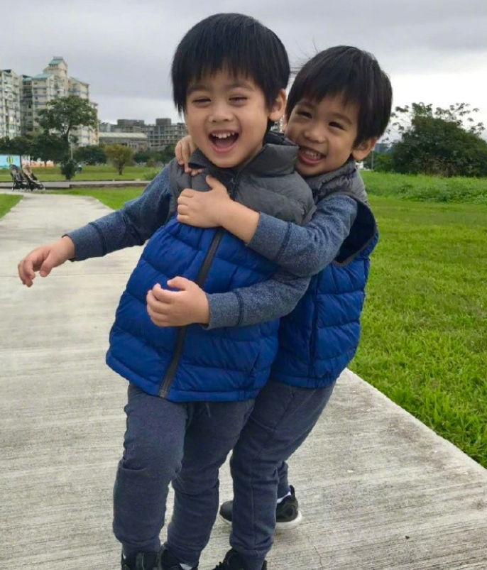 林志颖晒双胞胎儿子睫毛逆天和爸爸好像但俩孩子身高相差太多