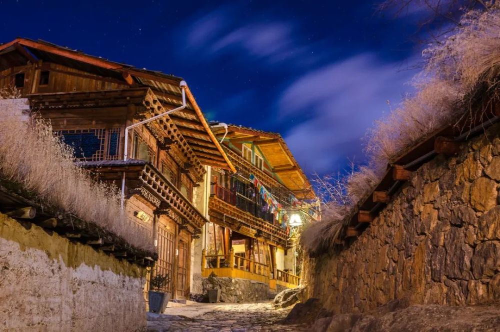 14亿热搜深扒司藤取景地水上公路无边花海每一帧都美成壁纸