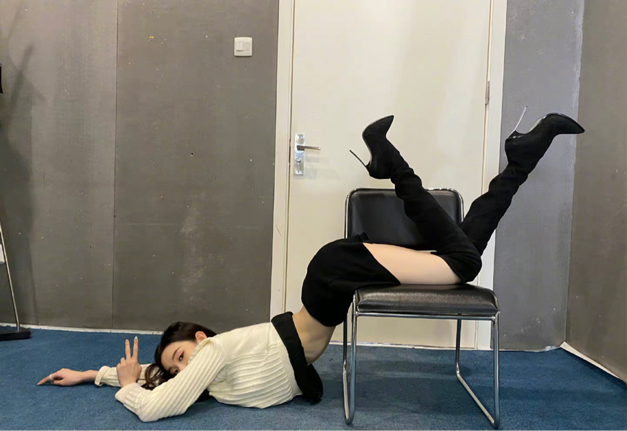 杨幂为漫画腰挑战道歉粉丝评论区留言到底是不是她的错